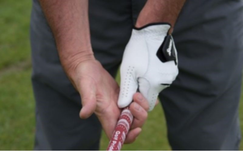 Read more about the article Mastering the Basics: How to Grip a Golf Club Like a Pro